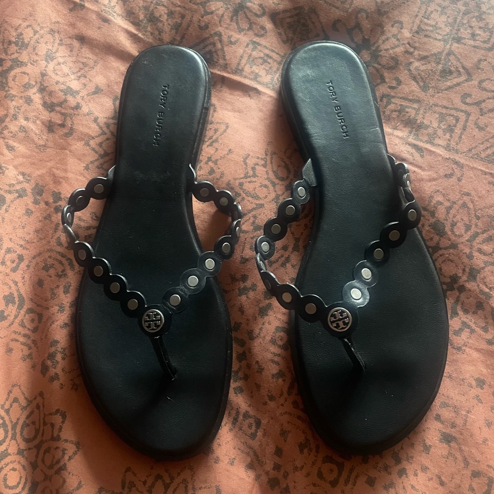 NEW Tory Burch Benton thong flip-flop.
Black with silver. Size 8. 


NWOT